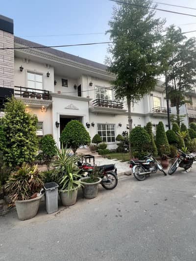 0321 86 10 688 Beautiful house of 10 Marla waith 5 Bedroom available for rent in Eden Executive