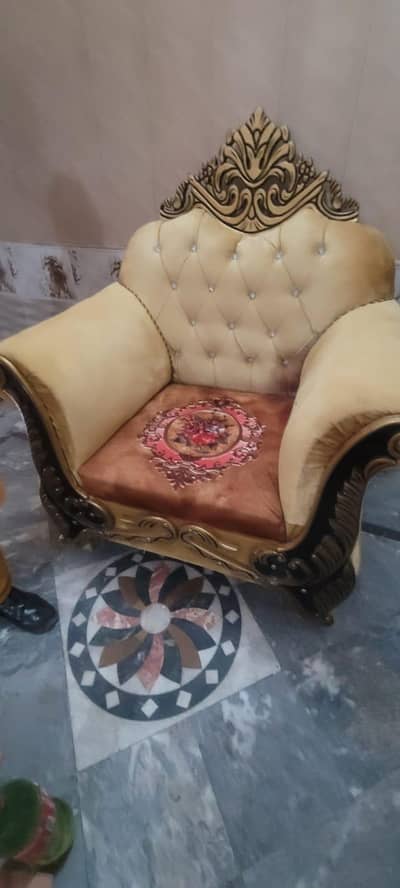 sofa set 6 seater used 1 sall used hoya hai condition  saff hai