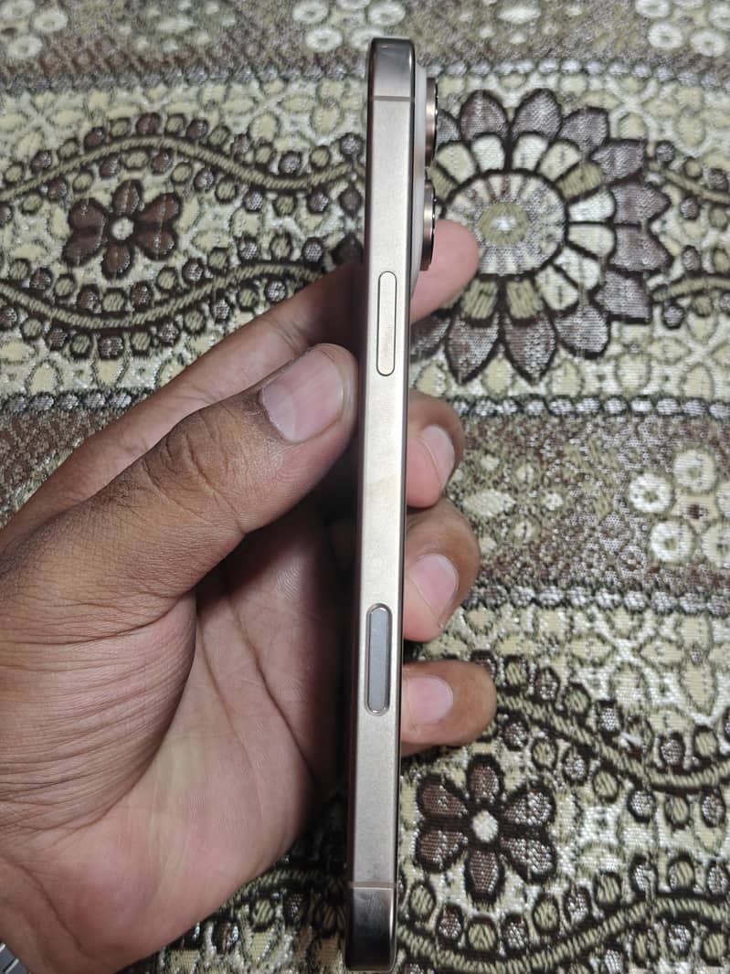 Apple iPhone 16 Pro Max 2