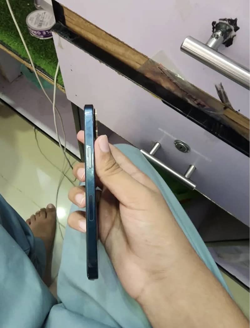 Apple iPhone 13 2