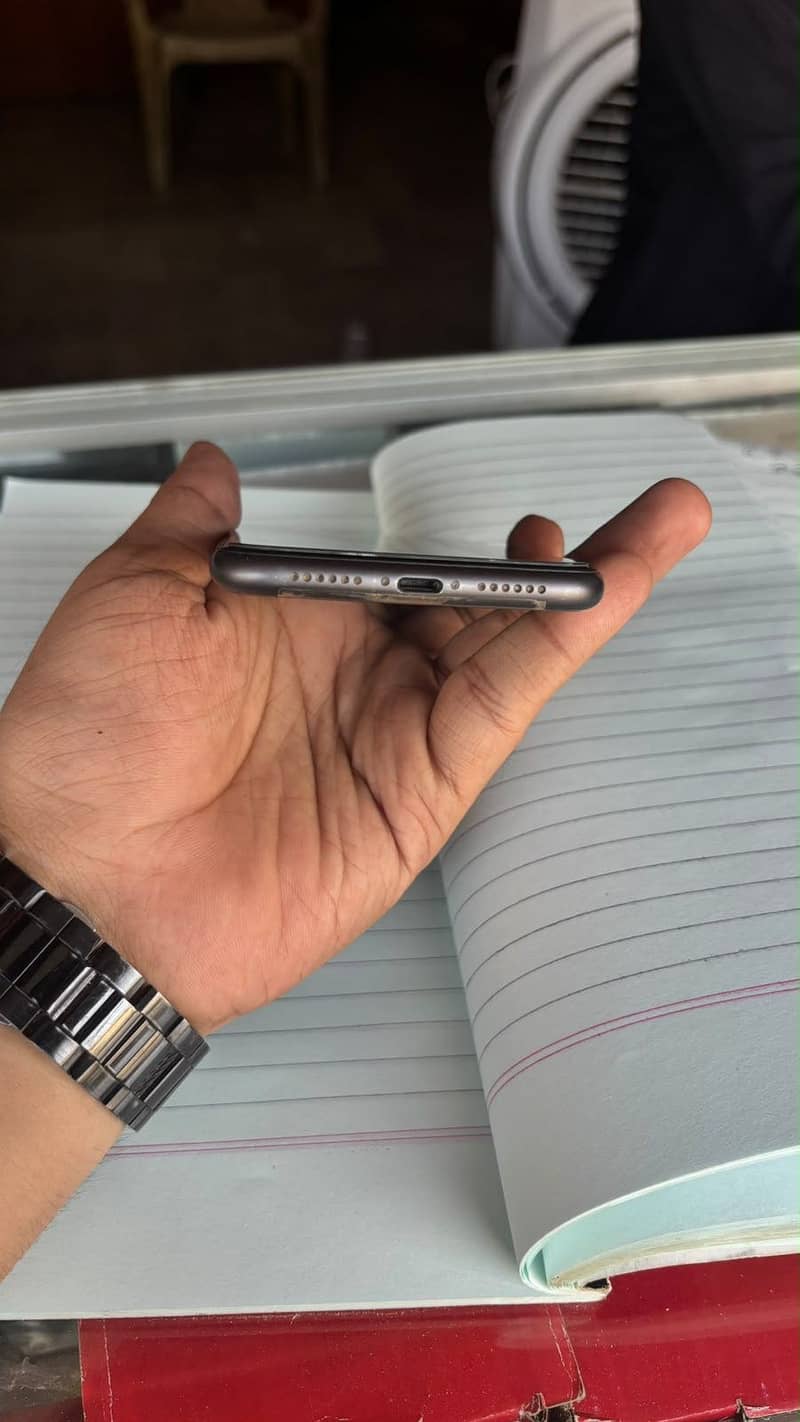 iPhone 11 4