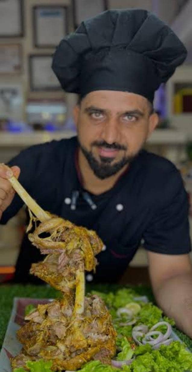 تجربہ کار مرد باورچی۔ 0