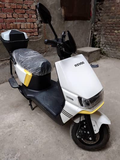 REVOO A12 Electric Scooter Scooty with BOX (Rear Box Version)