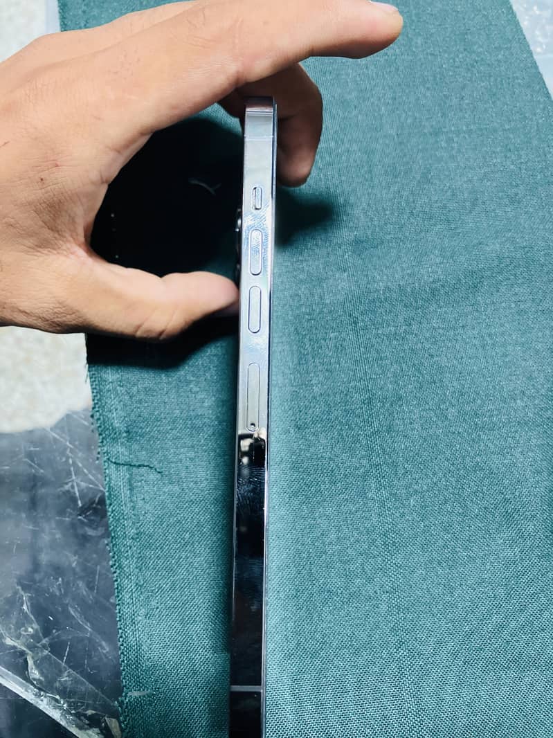 Apple iPhone 13 2