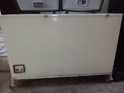 Freezer for urgent sale any one intrestid so contect me on watsapp