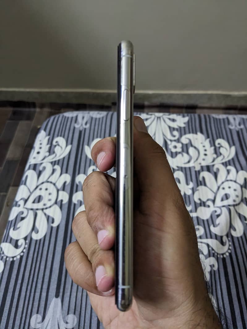 Apple iPhone X 4