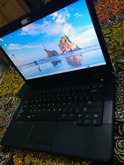 dell laptop available new condition 4th generation core i5 with charge