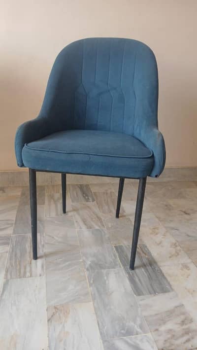 pair of chairs available in good price