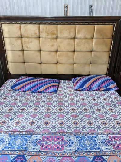 Elegant Wooden Bedroom Set – Gently Used, Excellent Condition