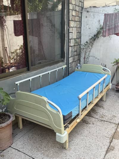 Manual patient Bed