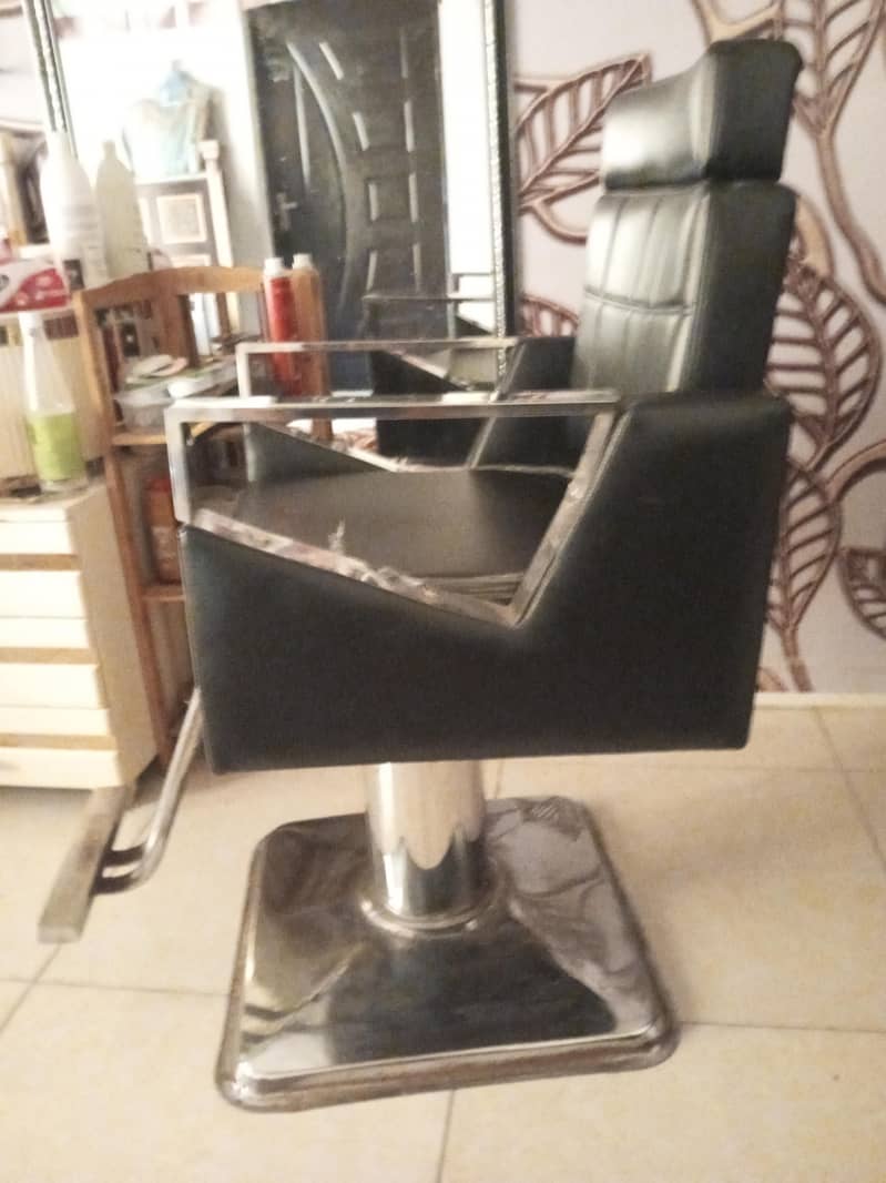 Makeup chair 0