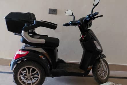 CROWN EZEE 3 WHEEL SCOOTY WITH ARM REST