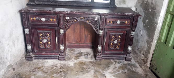 mirror with draz bench