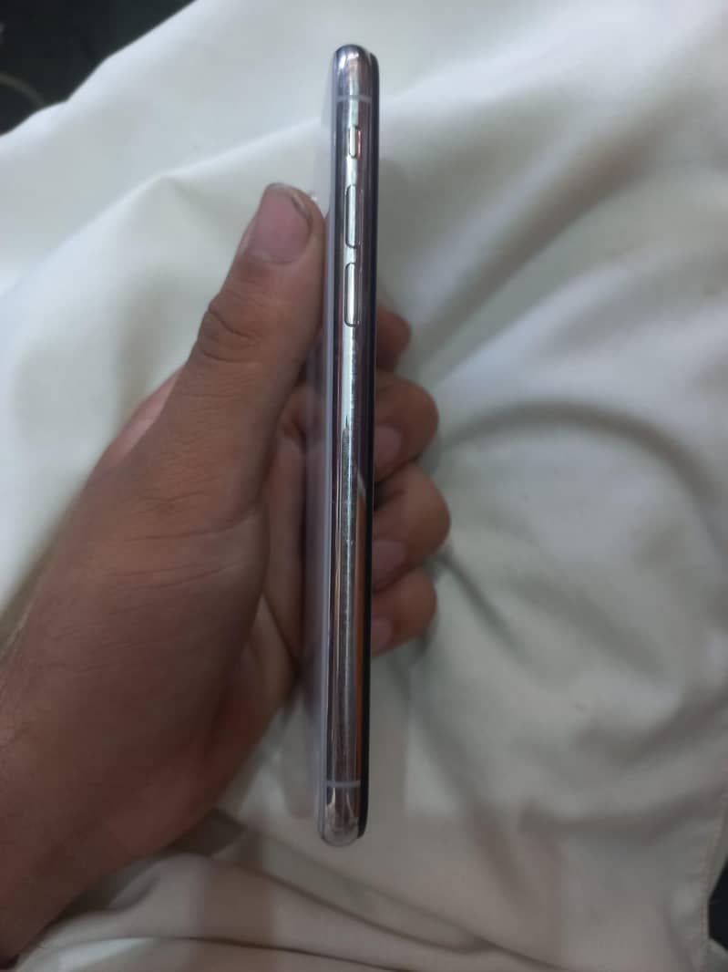 Apple iPhone X 4