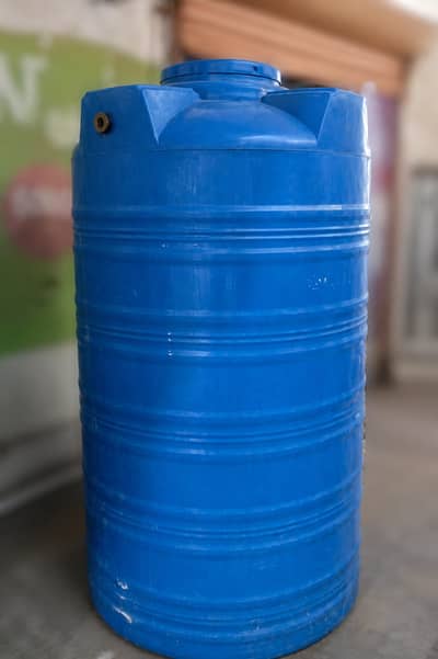 Crown 1400 Liter Water Tank - Like New - Only 6 Months Used