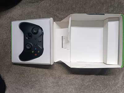 Xbox one controller, like new (Box + rechargeable batteries)