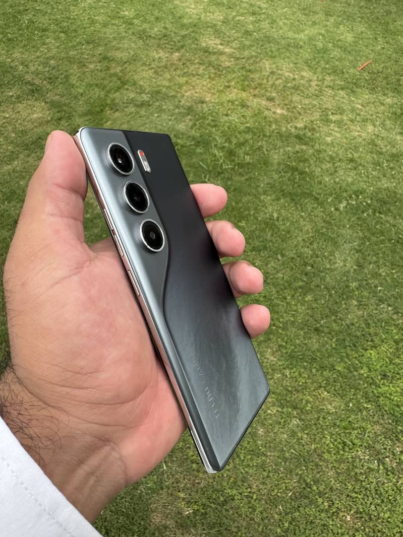 Tecno CAMON 40 Pro 1