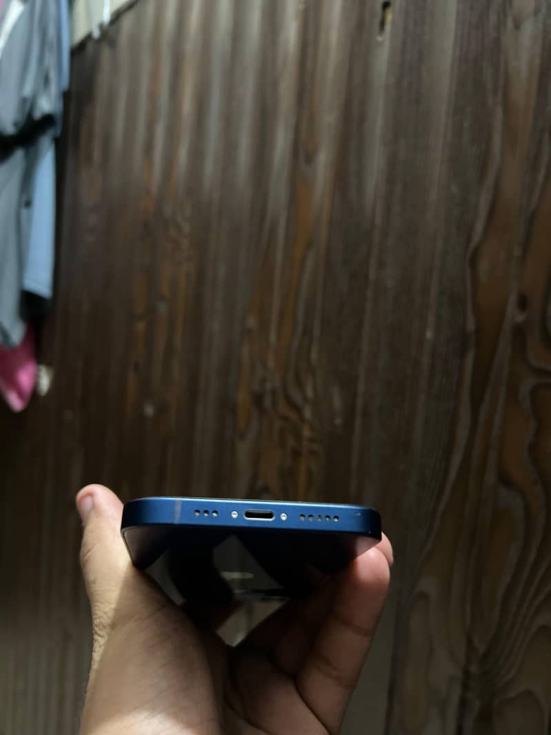 Apple iPhone 12 4