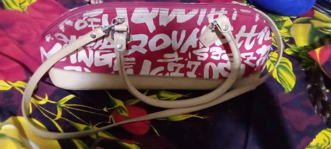 bags 500 Ka aik h or sut brown 500 or white sut 400