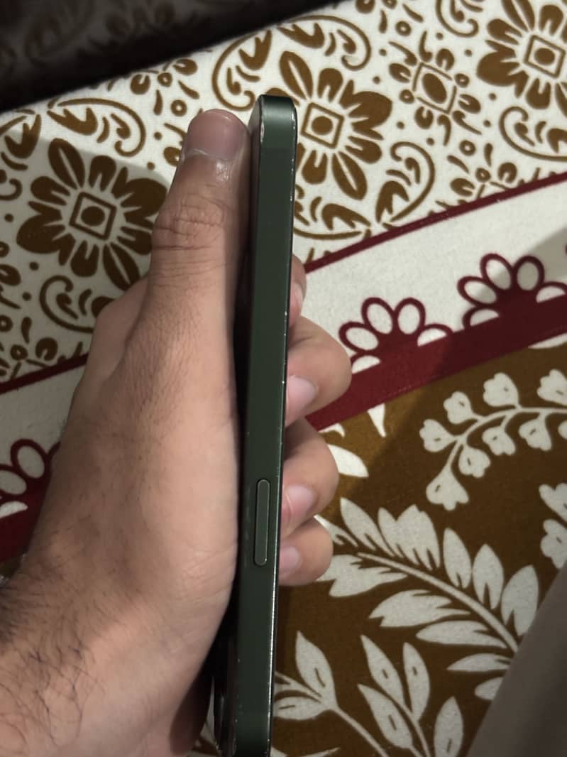iPhone 13 4
