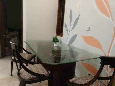 dinning table and chairs new jesi Hain bht km use hoi hain