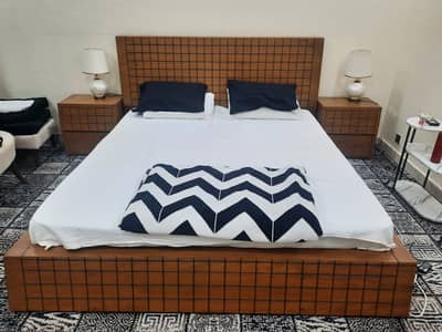 Wooden King size bed for sale (with 2 bedside tables)