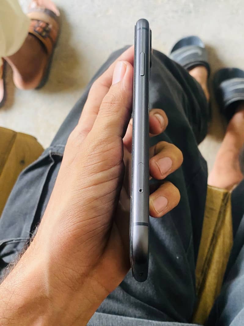 Apple iPhone 11 4