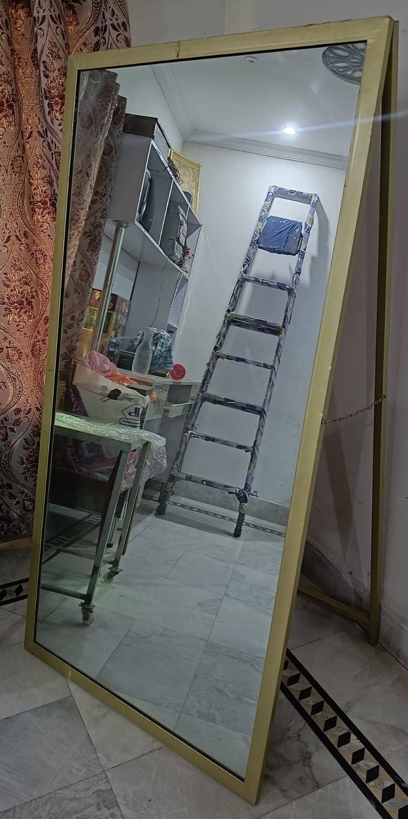 Standing mirror 1