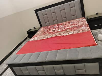 New kingl size bed mattress and side table _ 0/3/3/5/1/3/1/0/1/2/6