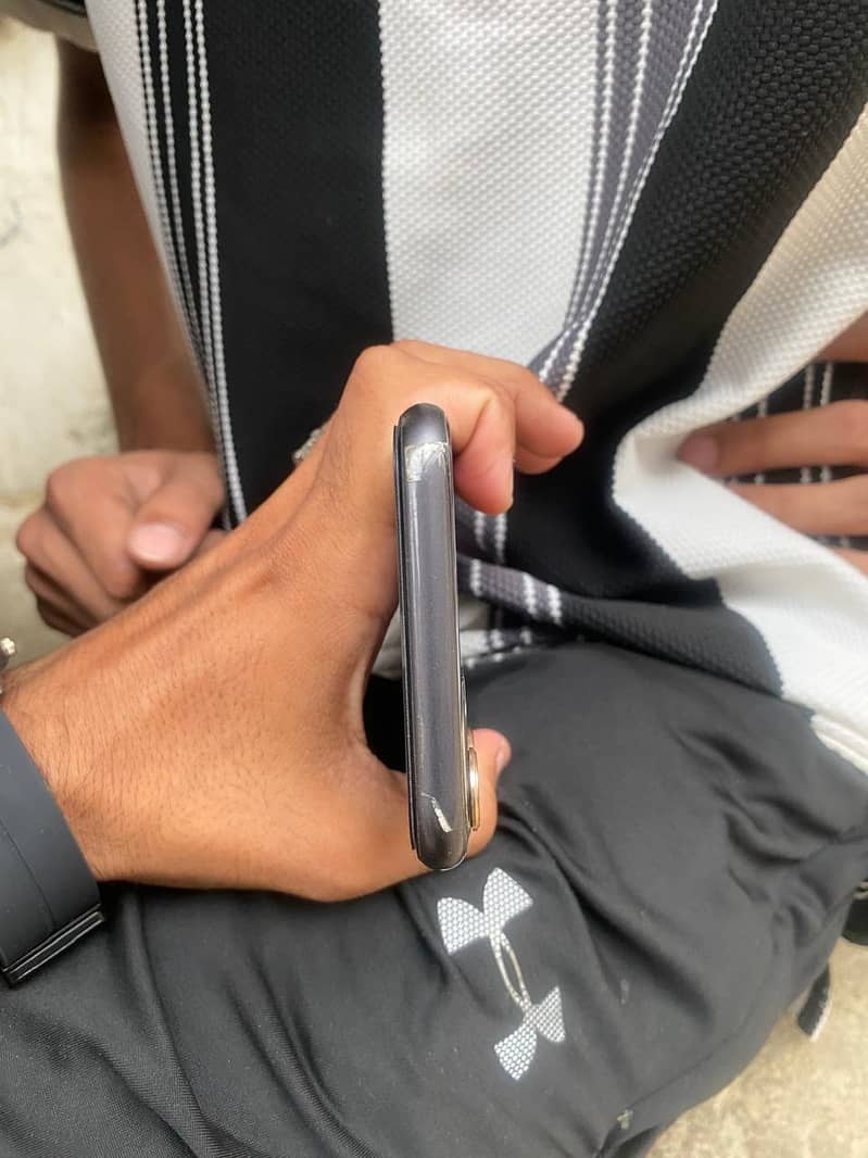 Apple iPhone 11 3