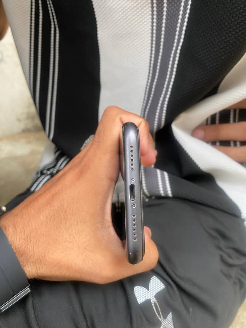 Apple iPhone 11 4