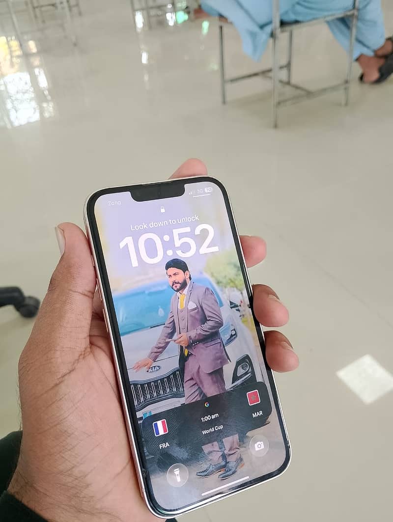 Apple iPhone 13 4