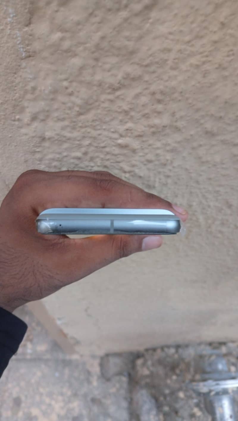 Google Pixel 8 4
