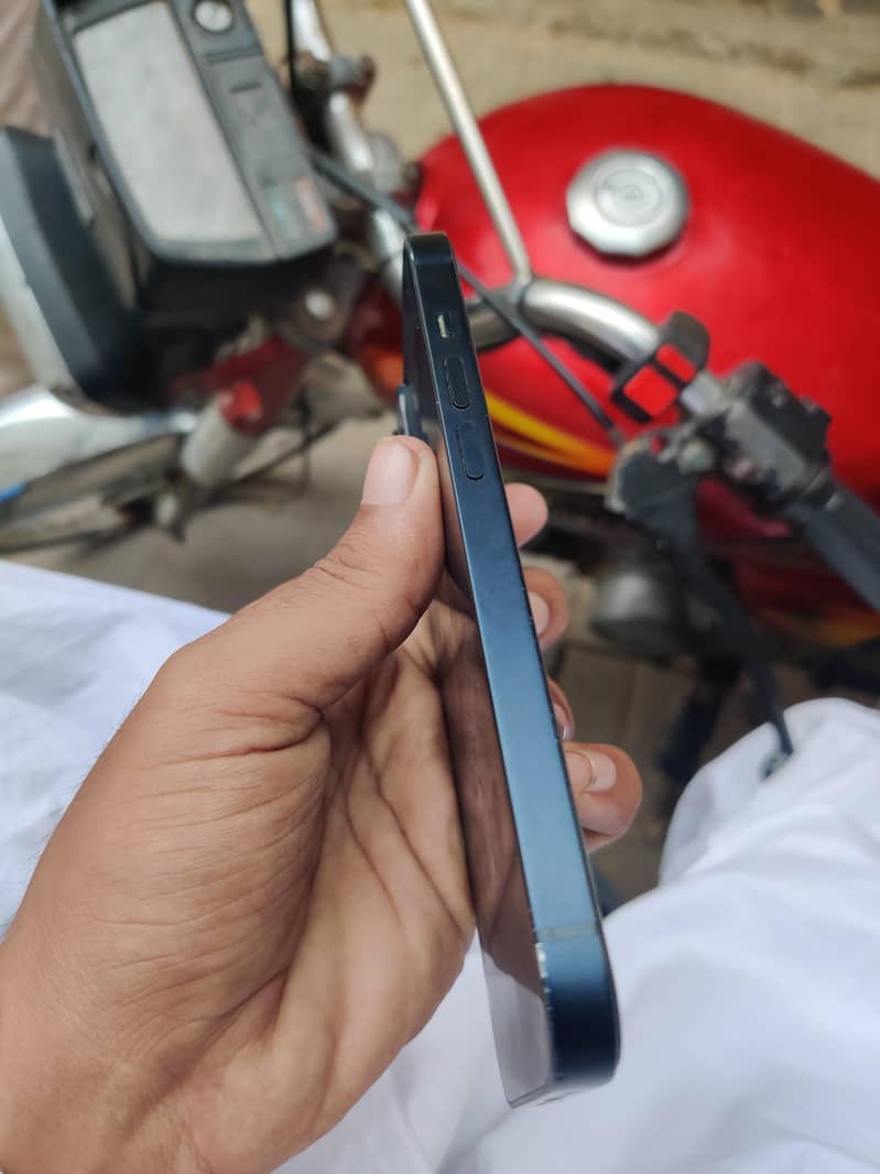 Apple iPhone 14 4