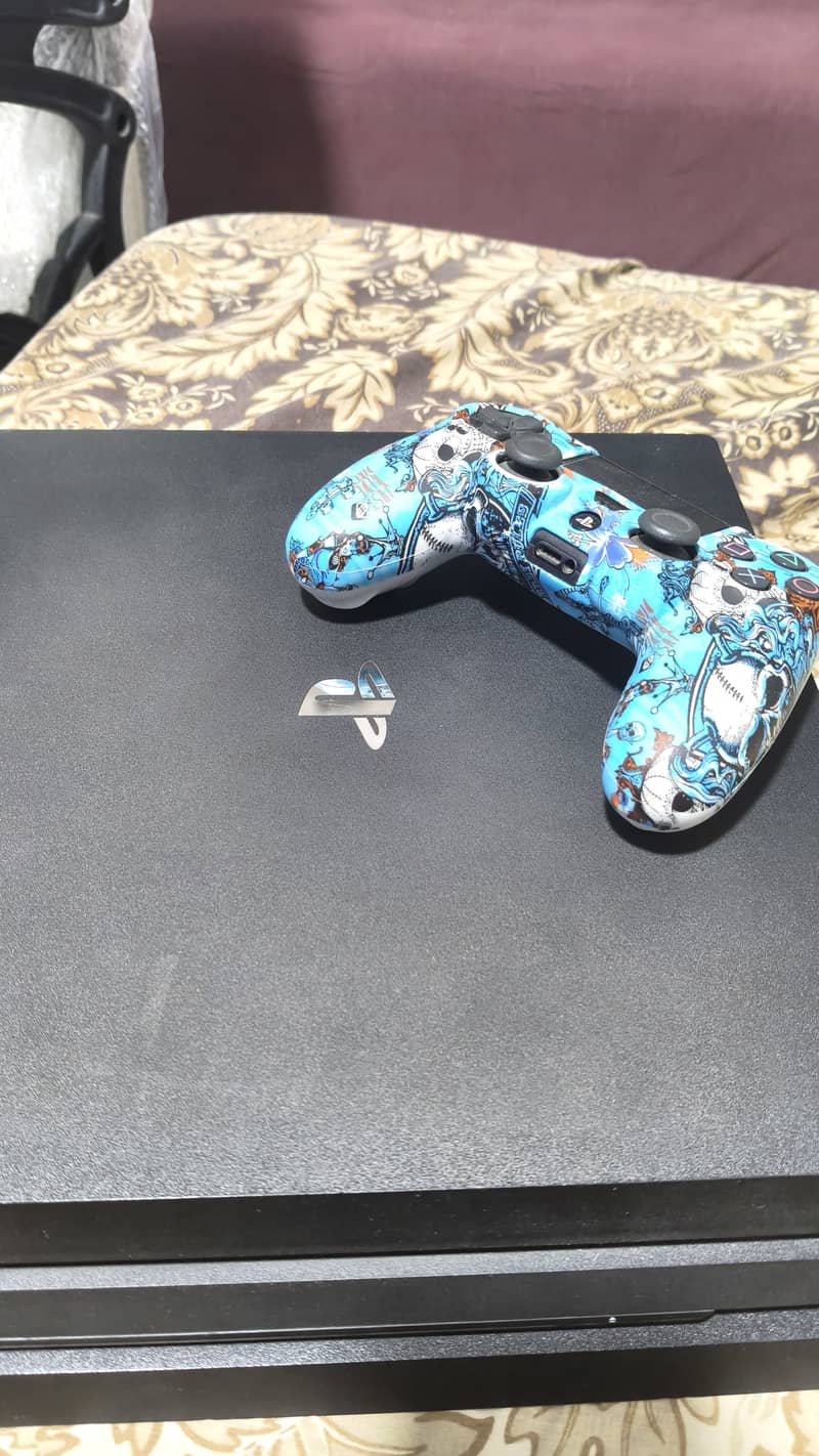 PS4 PRO (1TB) 1