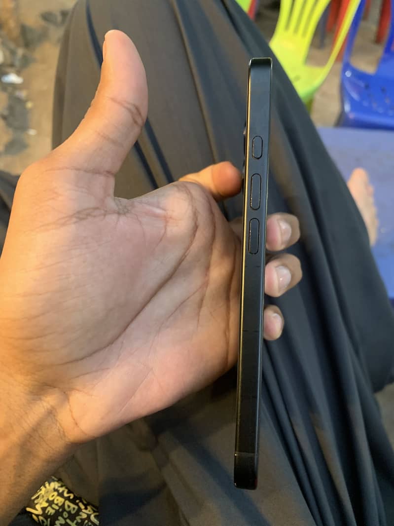 Apple iPhone 16 4