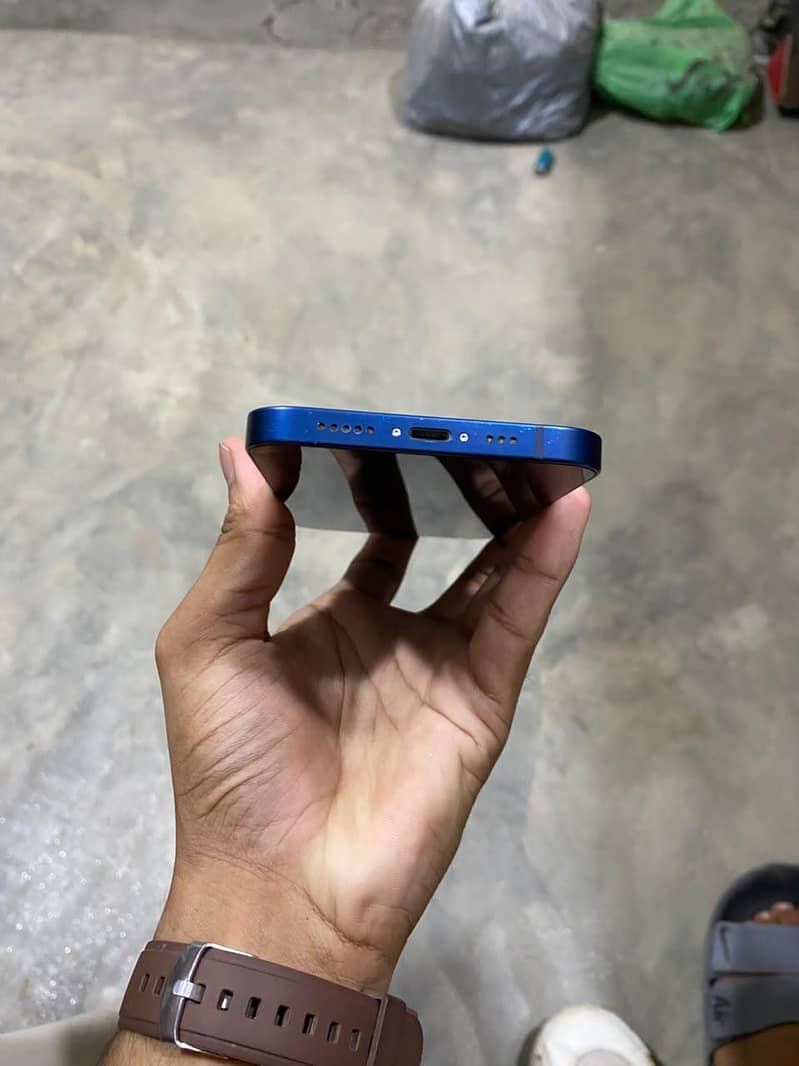 Apple iPhone 12 4