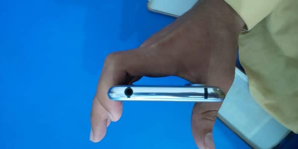 Sharp Aquos R2