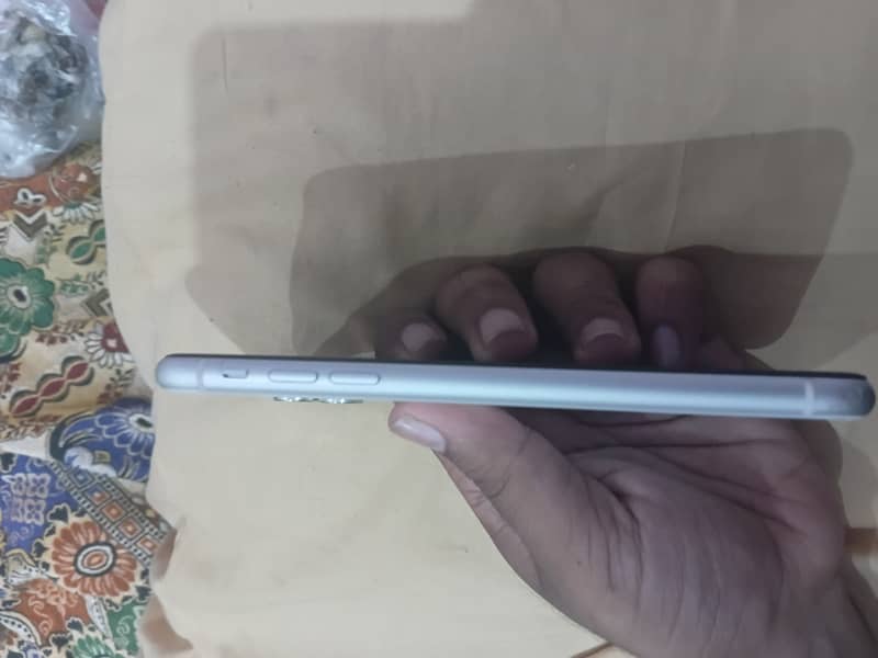 Apple iPhone 11 4