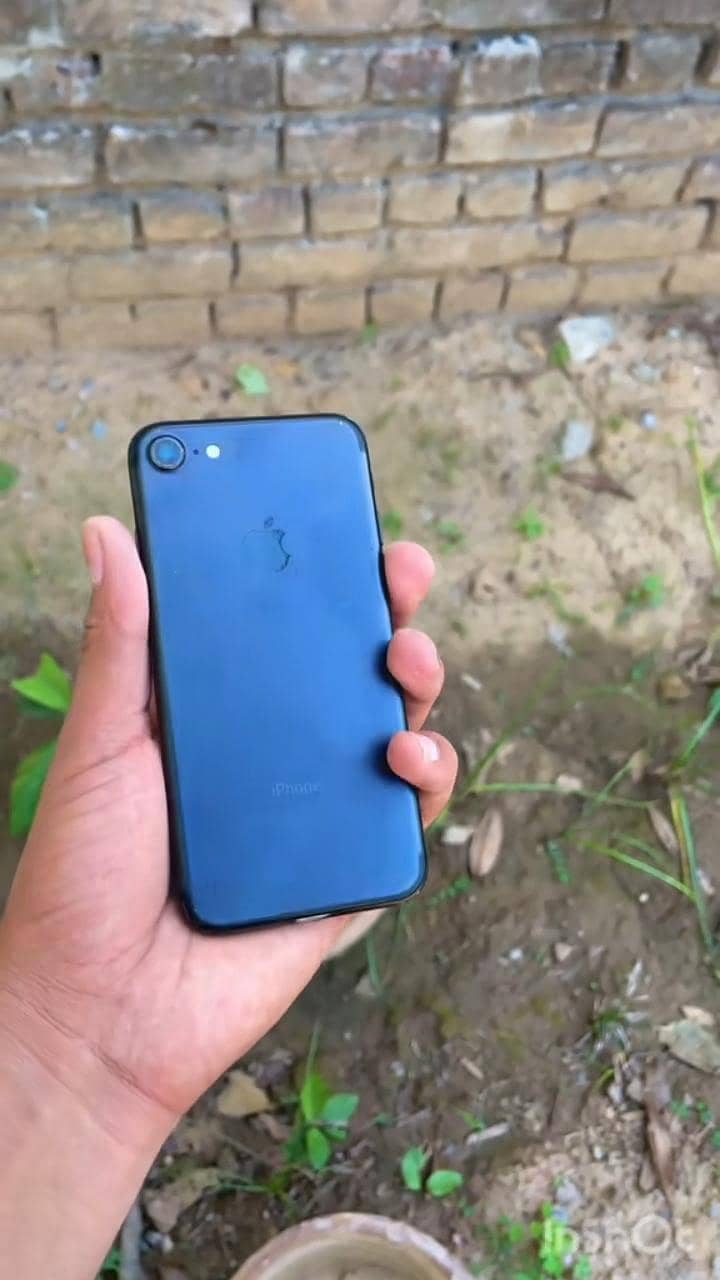 Apple iPhone 7 0