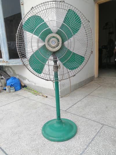 good condition pedestal fan