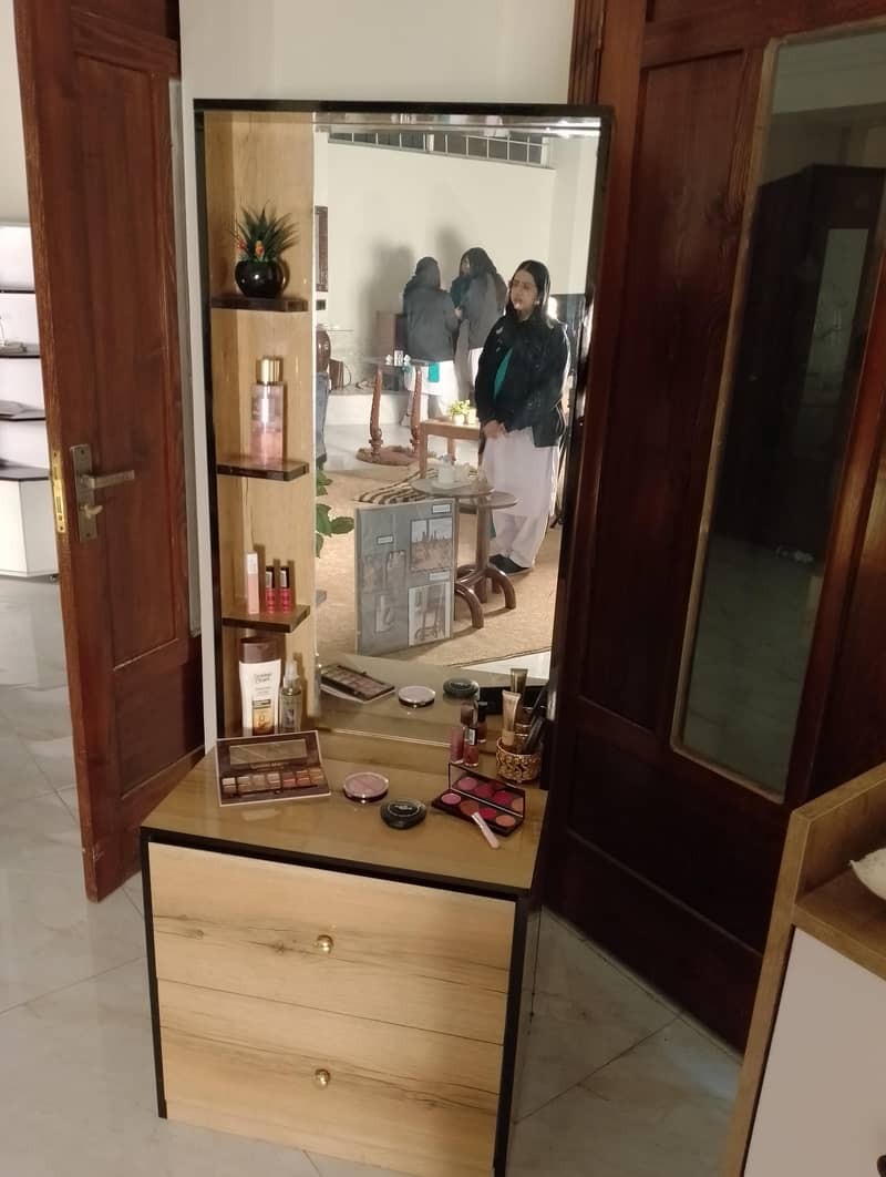 Modern dressing table 0