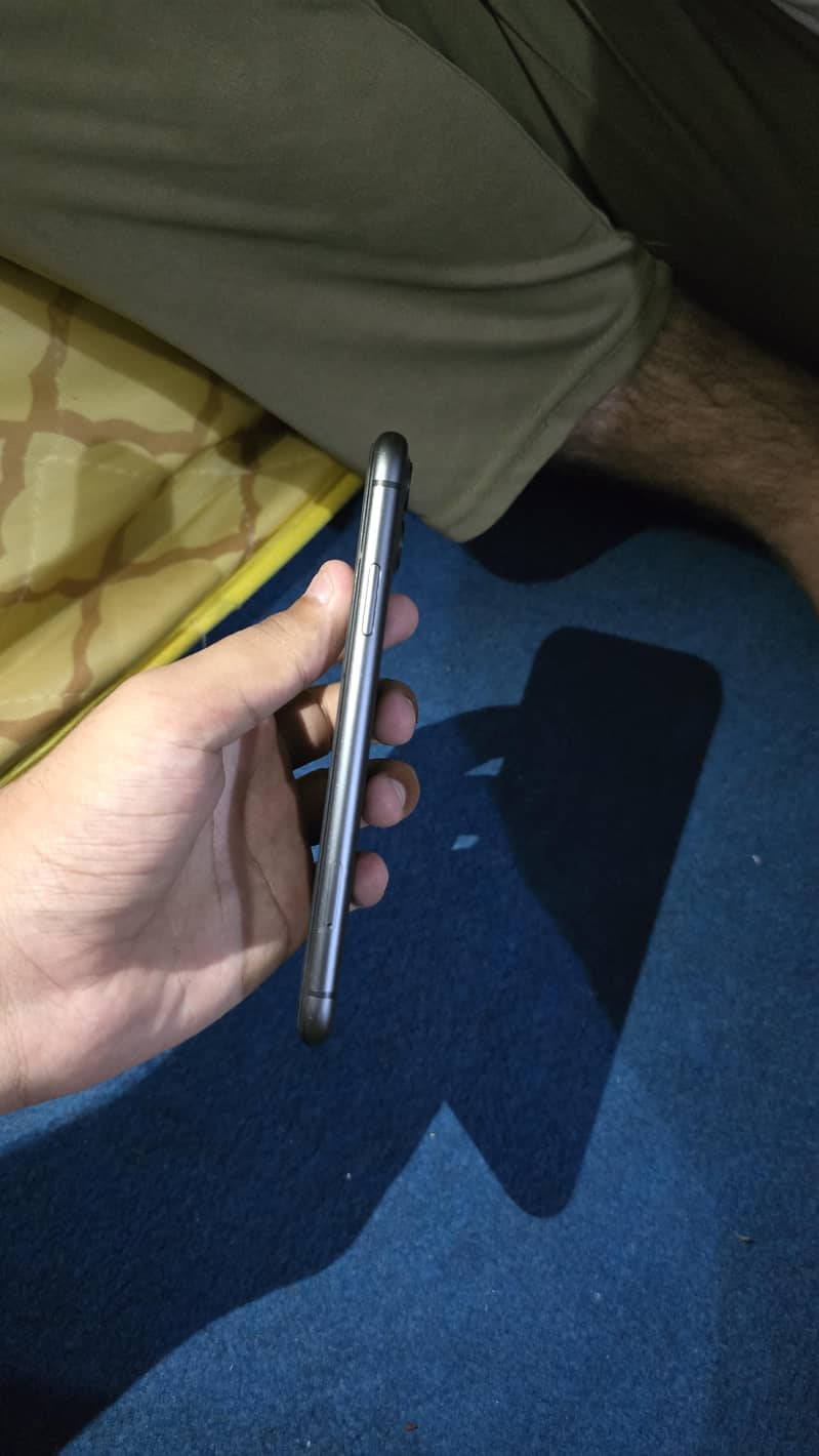 Apple iPhone 11 4