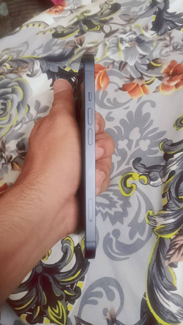 Apple iPhone 13 4