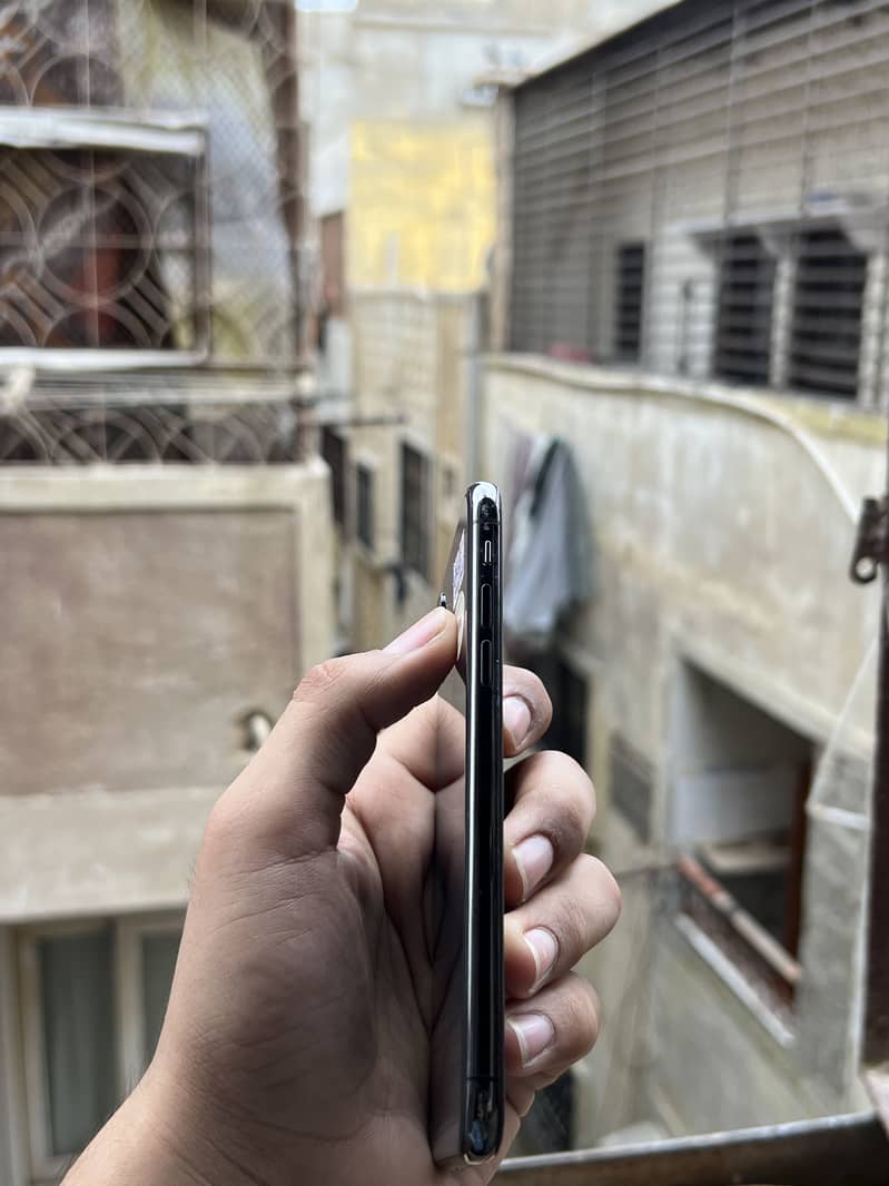 Apple iPhone X 4