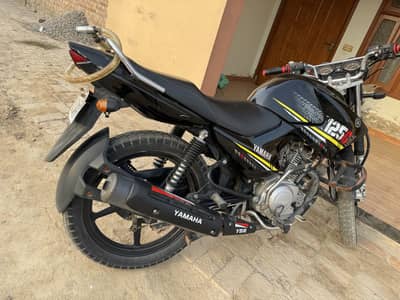 Yamaha for sale total original 2023 model black colour urgent for sale