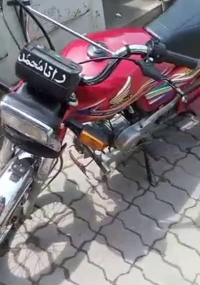 Honda 70 CD argent for sale number 03, 09, 66, 98,137