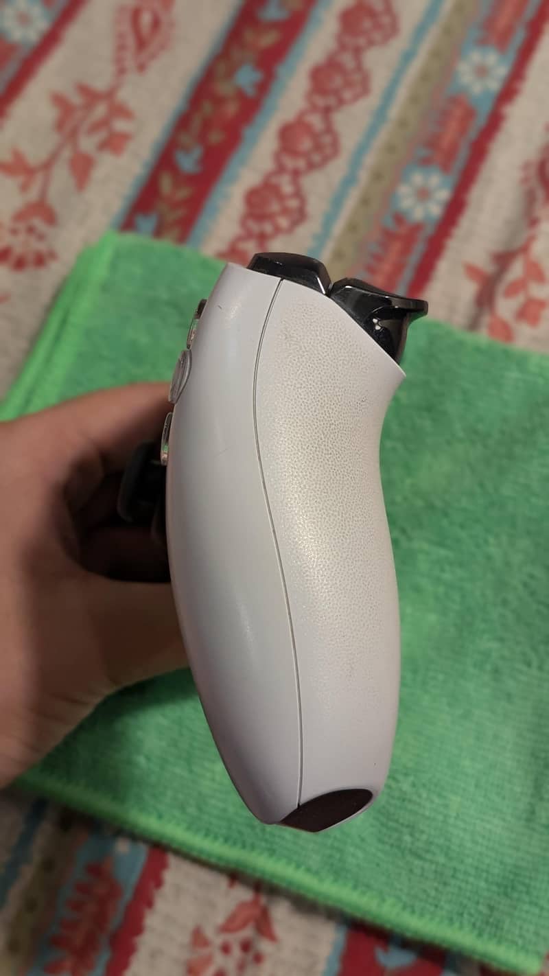 PS5 Controller 4