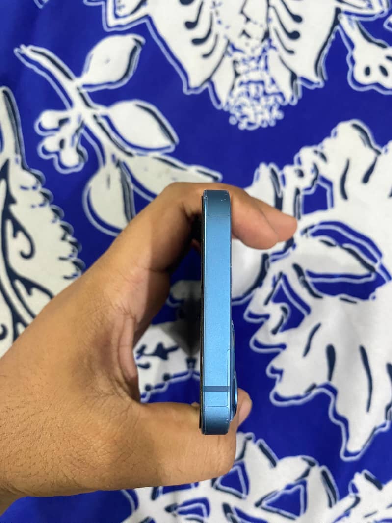 Apple iPhone 13 5