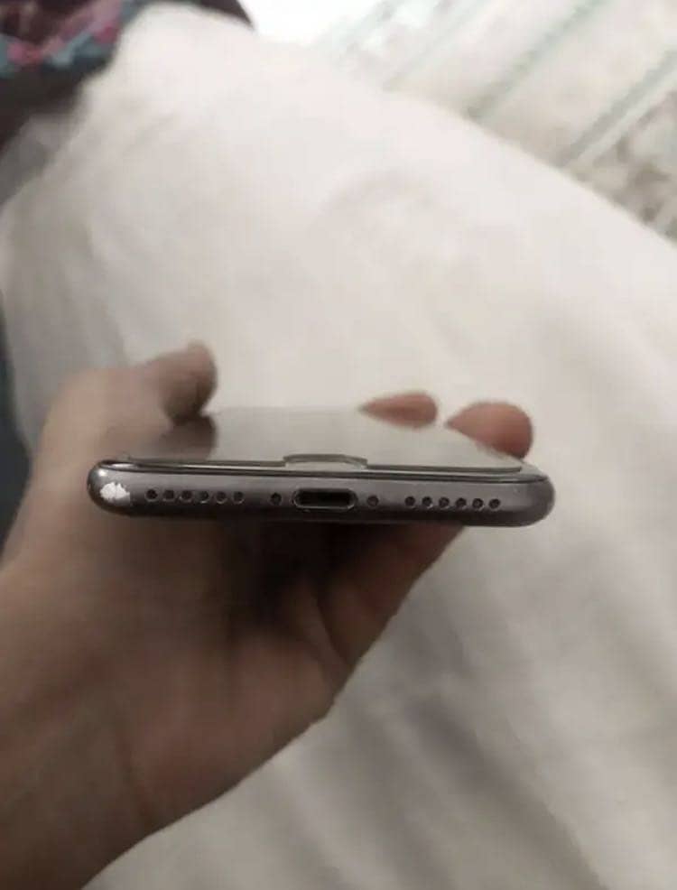 Apple iPhone 8 3